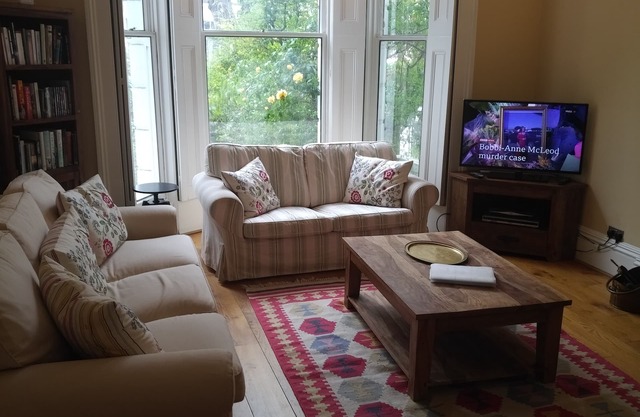 Executive Kensington Apartment for 2, free Hi-Speed WiFi, booking now for 2026