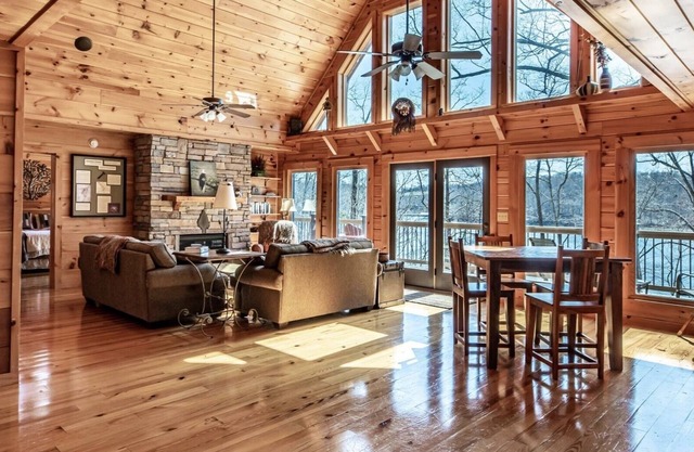 Expansive Lake Front Log Cabin/Easy Walk to Private!