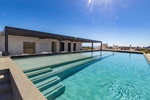 Exquisite Beachside 2 BR Gym & Rooftop Pool