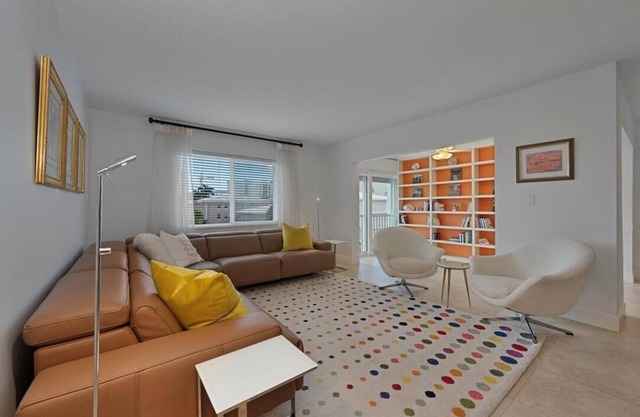 Fabulous 2-bd. condo across the street from Naples beautiful sandy white beaches