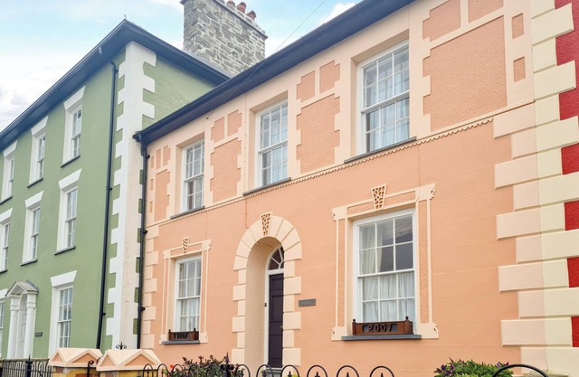 Fabulous Georgian property overlooking the harbour of Aberaeron.