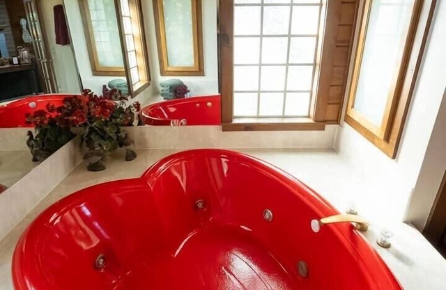 Fall Color Views + Jetted Tub for 2 + Fireplace