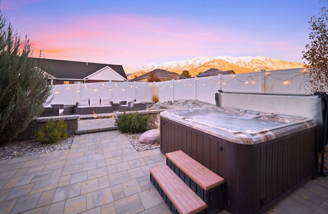 Fall Family Retreat with Custom Sauna, Theatre, Lux MTN Spa, Pool and Poker tabl