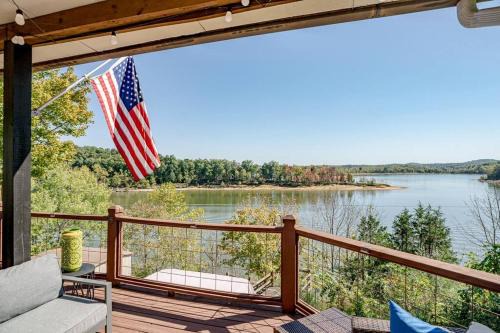 Fall Lakefront Escape-Fire Pits, Hunting, Hiking & Private Master Suite