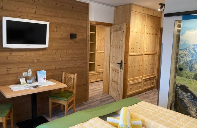 Familienzimmer Süd, Dusche, WC - Sporthof Austria