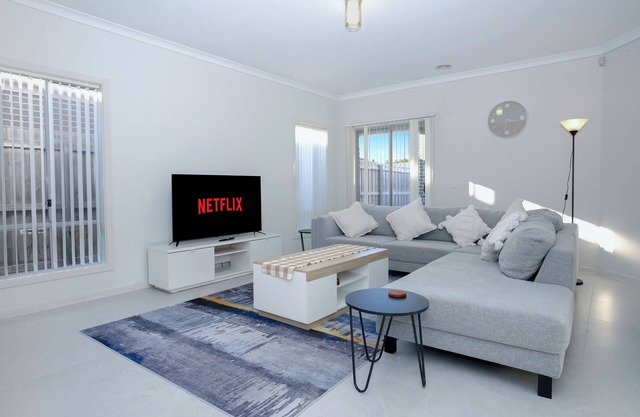 Family And Remote Work Friendly-Only 4 Minutes from The Pacific Werribee