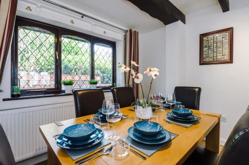 Family & Contractor Large 4-Bed House with Garden, Parking & Outdoor Dining Area