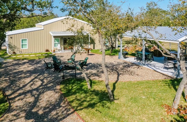 Family friendly 4bd/4b Lodge located minutes from Goose Island State Park
