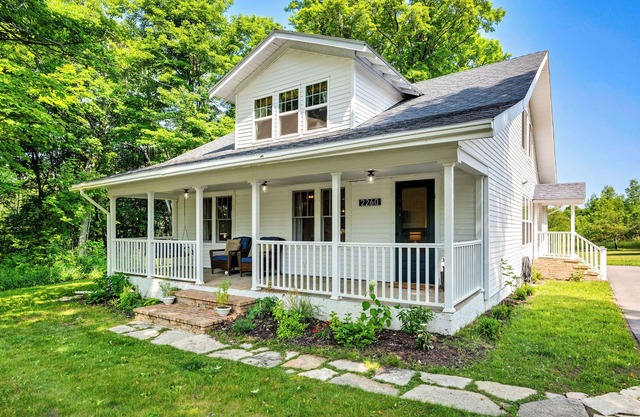 Family-Friendly Renovated Farmhouse w/Orchard View