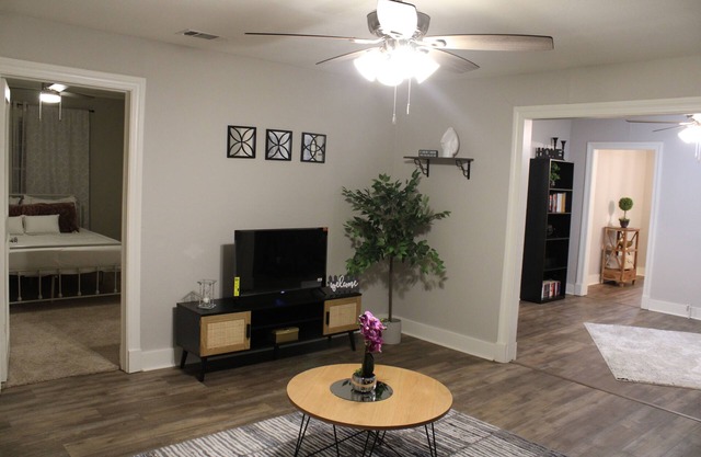 Family-Friendly Retreat Near Zoo & Water Park within 2 Miles to USM & Hospital!