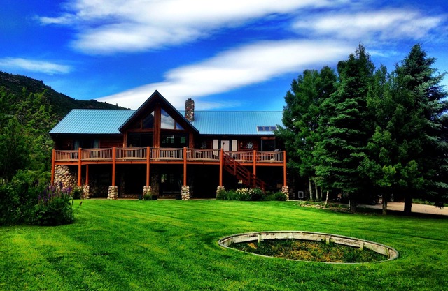 Family Friendly Log Home on 5 acre w/trampoline, 10 min to downtown/Ski Sunlight