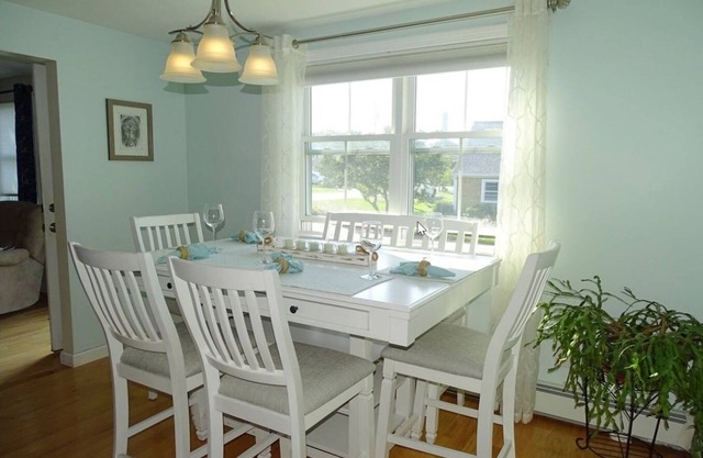 Family friendly w/Ocean Views, minutes walk to beaches, restaurants & marina