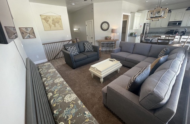 *Family Fun* sleeps 16+, Game Room, Bunks, Self Checkin, fenced yard, *Hot Tub*