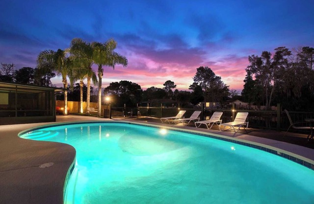 ~Family Funhouse Sleeps 12 Heated Pool & Spa~