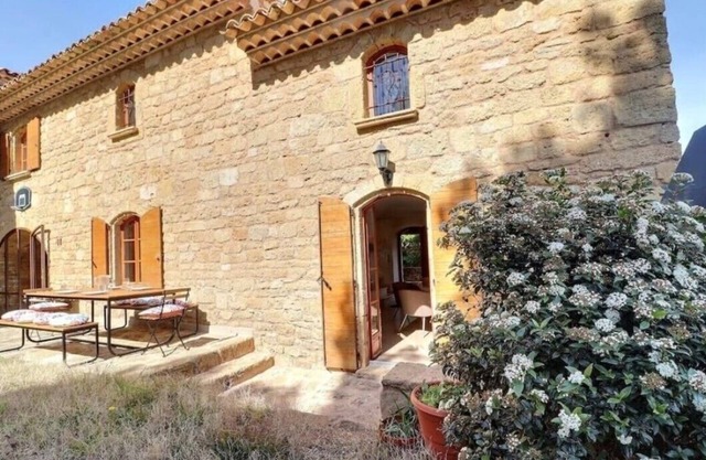 Family home on the heights of Miramas-Le-Vieux in the heart of Provence