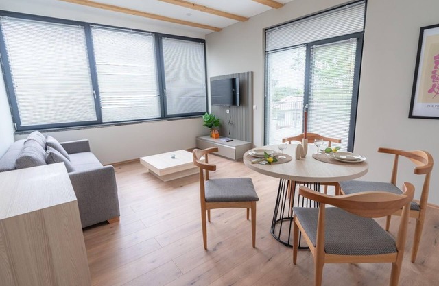 Family room with balcony and dog - Colakation GmbH