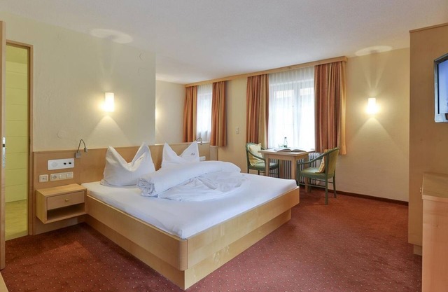 Family room with breakfast - Berghotel Madlener