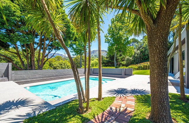 Fantastic 4 bed villa, pool, mountain views and close to vineyards of Constantia