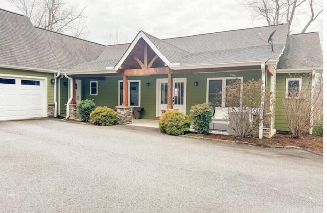 Farmhouse at Honey Bear Orchard