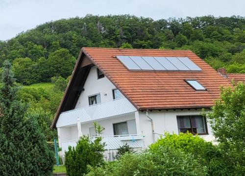 Ferienhaus Meisenglück - Ihr großes und komfortables Ferienhaus in 97633 Sulzfeld-Leinach