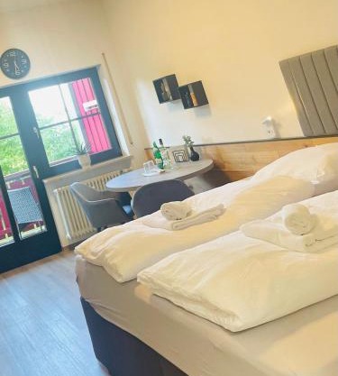 FeWo 13 - Appartement im Rottalblick - Elegant und ruhig wohnen, Tiere willkommen, Bademantelgang zur Therme, TV, Boxspringbett, Balkon inkl Garage u Kurtaxe
