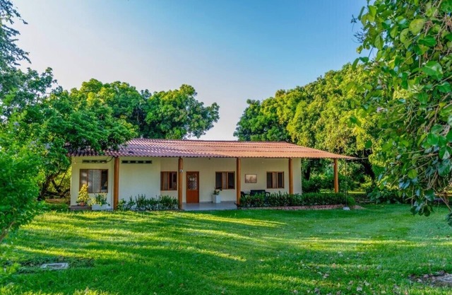 Finca para 25 personas: naturaleza, piscina, fútbol, kioskos y juegos infantiles