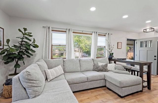 Fire Pit, Fully Stocked, Family-Friendly Oasis in East Wichita