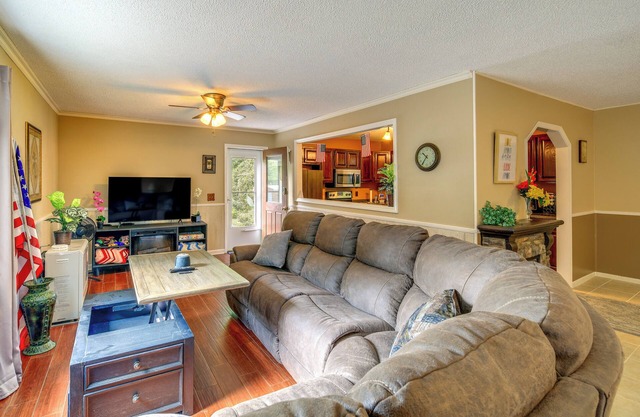 Fire Pit & Mountain Views: Quiet Sparta Getaway