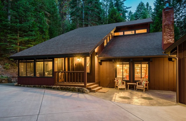 Firefall Lodge - 2 miles from Yosemite National Park!