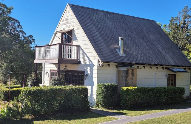 Firefly Retreat - Charming Cottage on 10 Acres