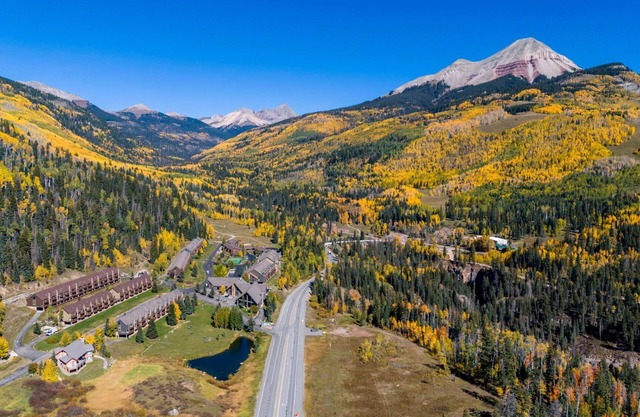 Fireplace, Hot Tubs, Pool, Free Ski Shuttle!