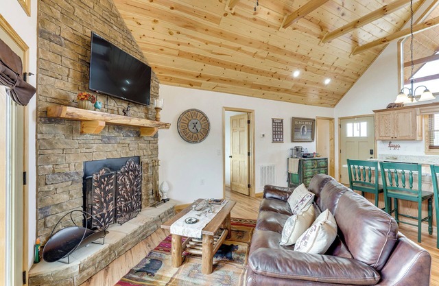 Fireplace, Mtn View! Cabin 12 Mi to Harrahs Casino