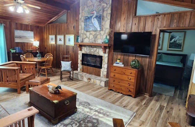 "Fish On!"- Cozy Cabin w/boat parking and Starlink Internet. Pet Friendly!