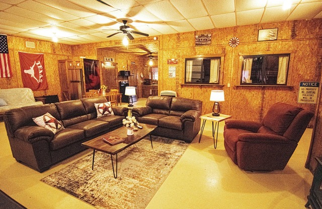 Fishermen’s Barndominium by the lake-pet friendly