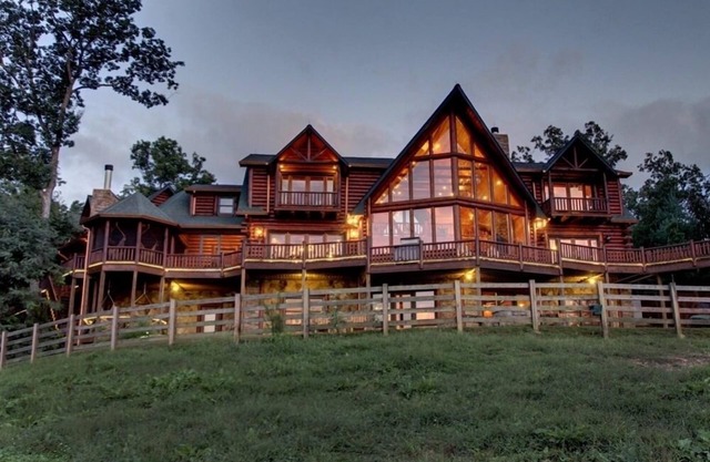 Five Star Lodge and Stables is pet friendly with a big mountain view. hot tub, firepits. Ideal for Weddings and Corporate Retreats