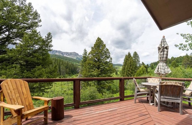 Flaming Arrow Lodge - Bridger Canyon Home with Acreage and Views