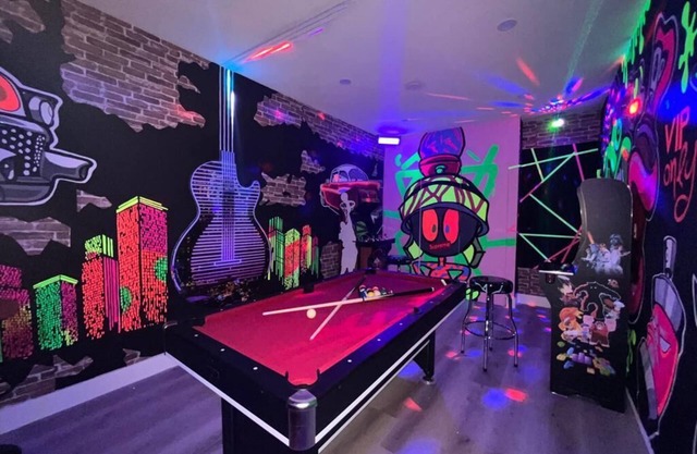 Flamingo's Resort/5 Bedrooms/Ping Pong Table/Game Room/Heated Pool