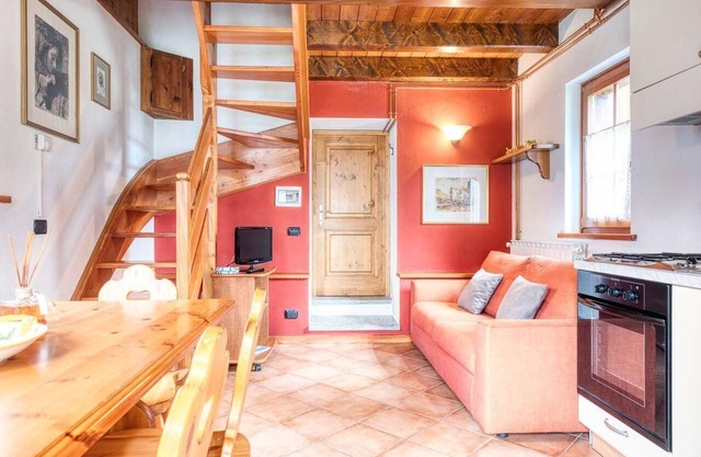 Flat in the village centre Ronco 5