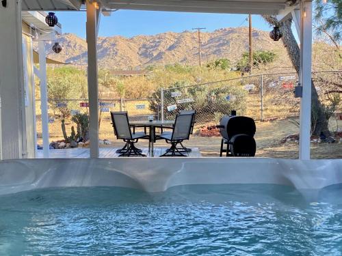 Float Pool, Telescope, Hot Tub, Sauna, BBQ, Mountain Views