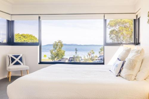 Florentine, 8 11 Columbia Close - opposite the beach with Air con and water views