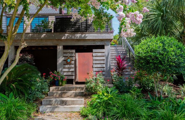 Folly Vacation 620 Entire Home plus Apt, one block to the beach and pet friendly