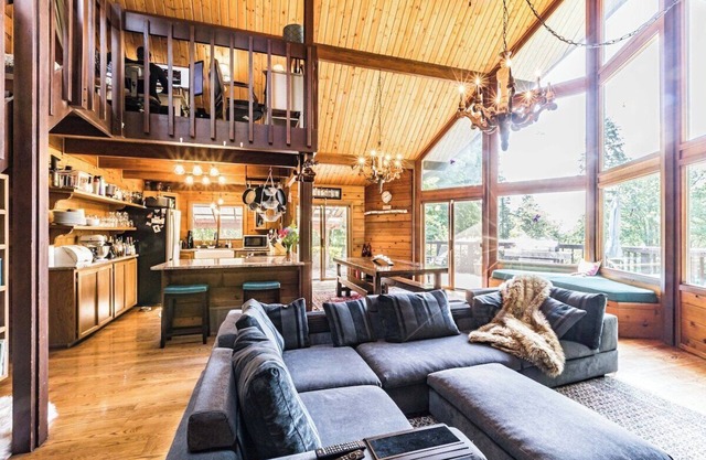 Forest Haven Retreat + Sauna + Hot tub & Fireplace