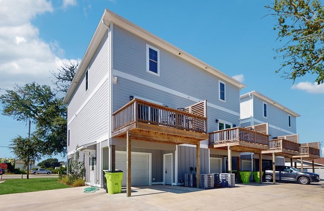 Four townhomes - heart of the city - elevator, balconies, fast WiFi, central AC