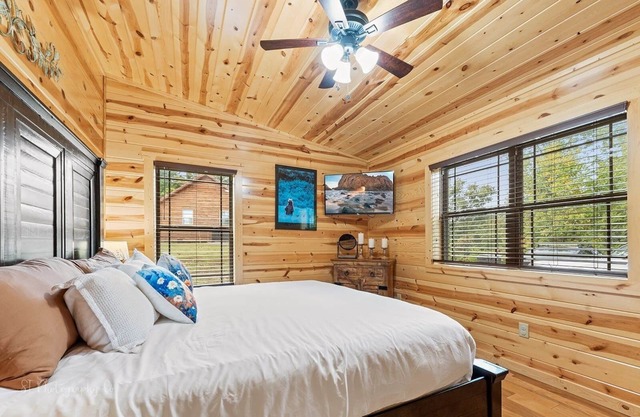 Foxes' Den Cabin with Private Hot Tub and Arcade Game by RedAwning