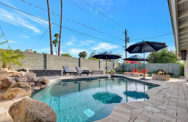 FREE GOLF! Easy Freeway Access, Near Old Town, Private Heated Pool (NO Extra Fee), Dog Friendly!