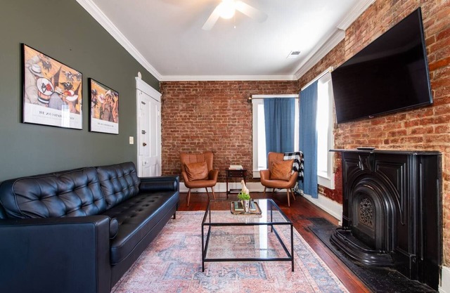 FREE Off street parking| Walking distance| Near by shops