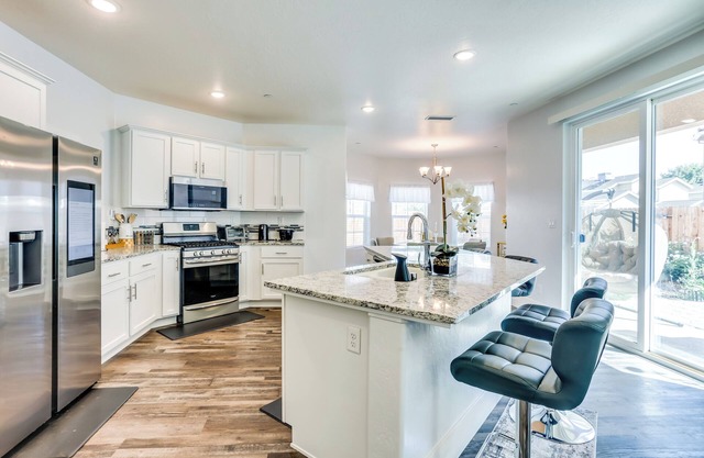 Fresno Home w/Grill - 9 Mi to Downtown