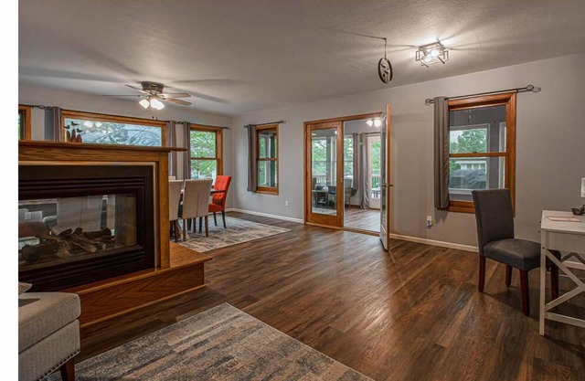 Friends & Family Getaway- Sauna, Fireplaces, Firepit