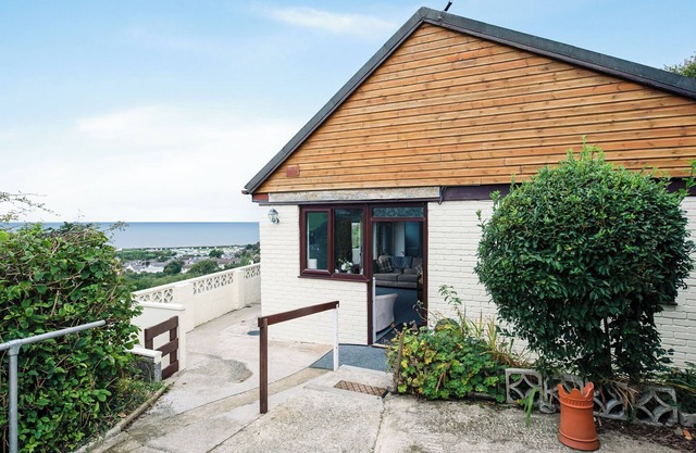 Frondeg translates to ’Pretty Hill’, this is exactly what this property offers.