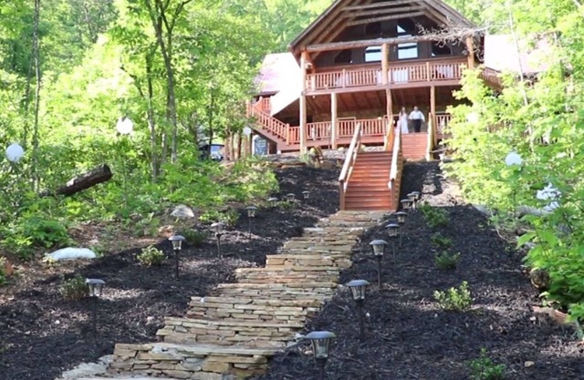 Full Log Cabin,11 wooded acres near Franklin NC. Sleeps 16 in Beds. Waterfalls.